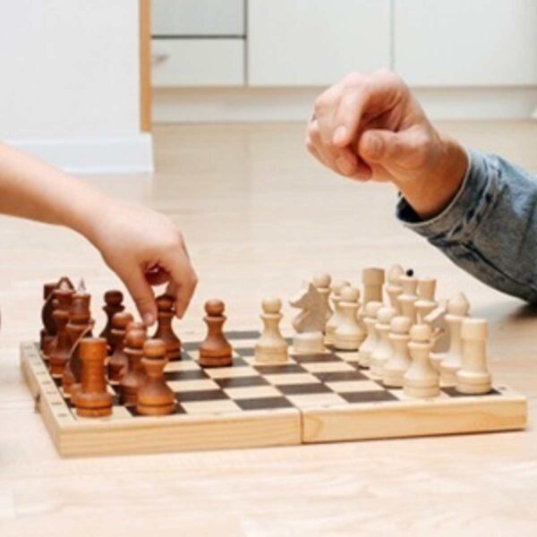 schachspiel aus holz spielen