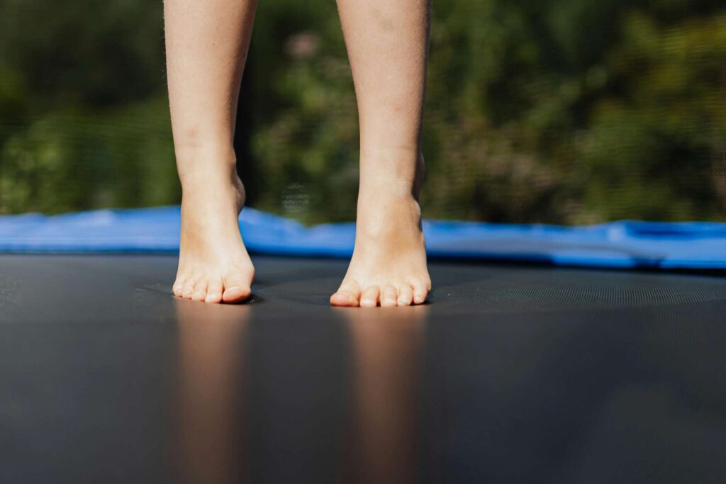 trampolin springen richtige technik schwerkraft